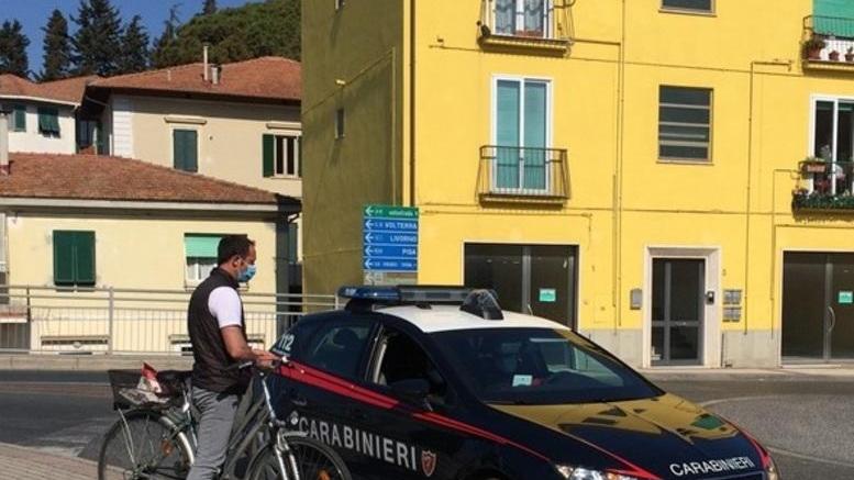 Una pattuglia dei carabinieri durante i controlli (foto Falorni/Silvi)