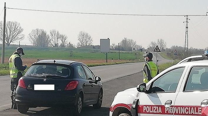 Coronavirus, decine di multe dalla polizia provinciale e stretta sui controlli