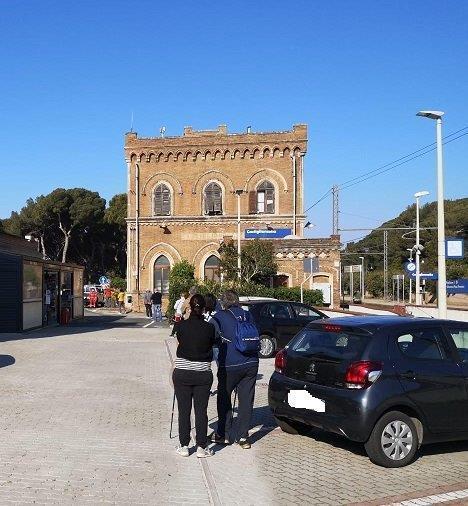 Coronavirus, consegna delle mascherine a Castiglioncello: file e polemiche alla stazione 