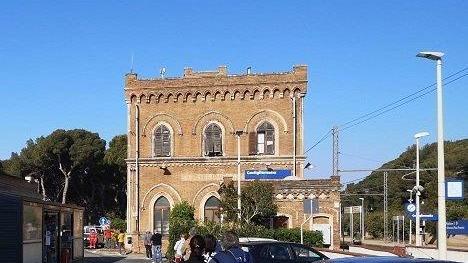 Coronavirus, consegna delle mascherine a Castiglioncello: file e polemiche alla stazione