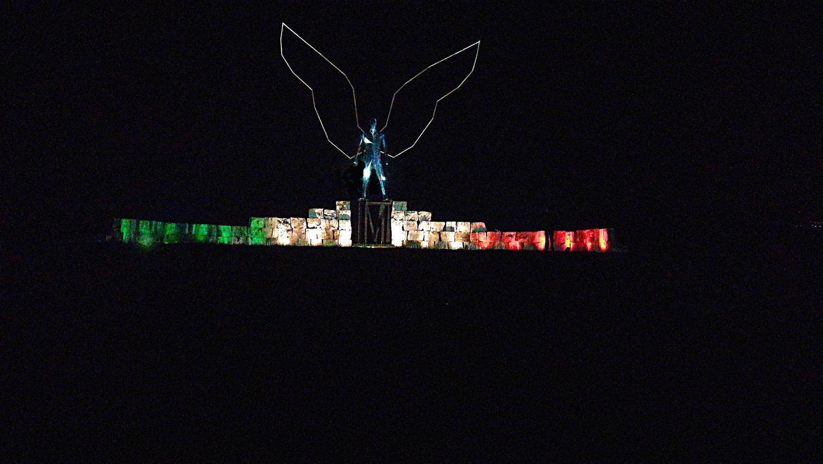 Il Teatro del Silenzio si  veste del Tricolore