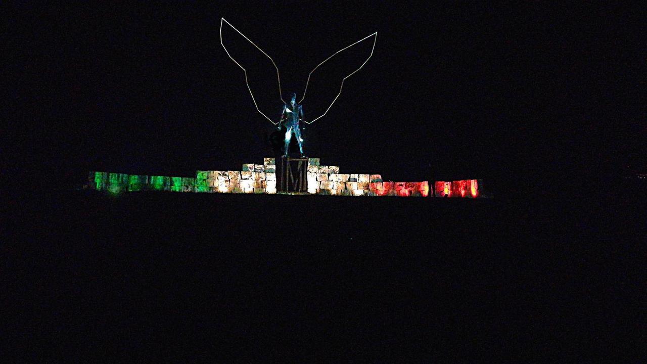 Il Teatro del Silenzio si veste del Tricolore