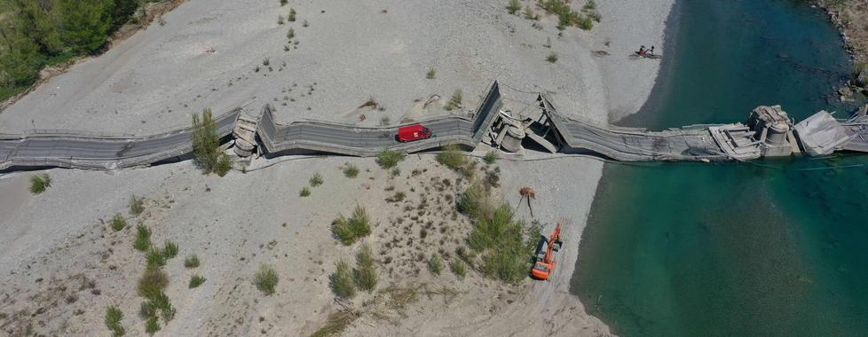 Visto dall’alto il ponte spezzato in più parti