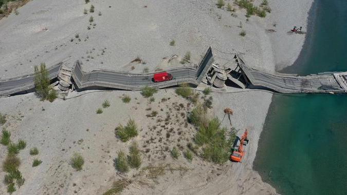 Visto dall’alto il ponte spezzato in più parti