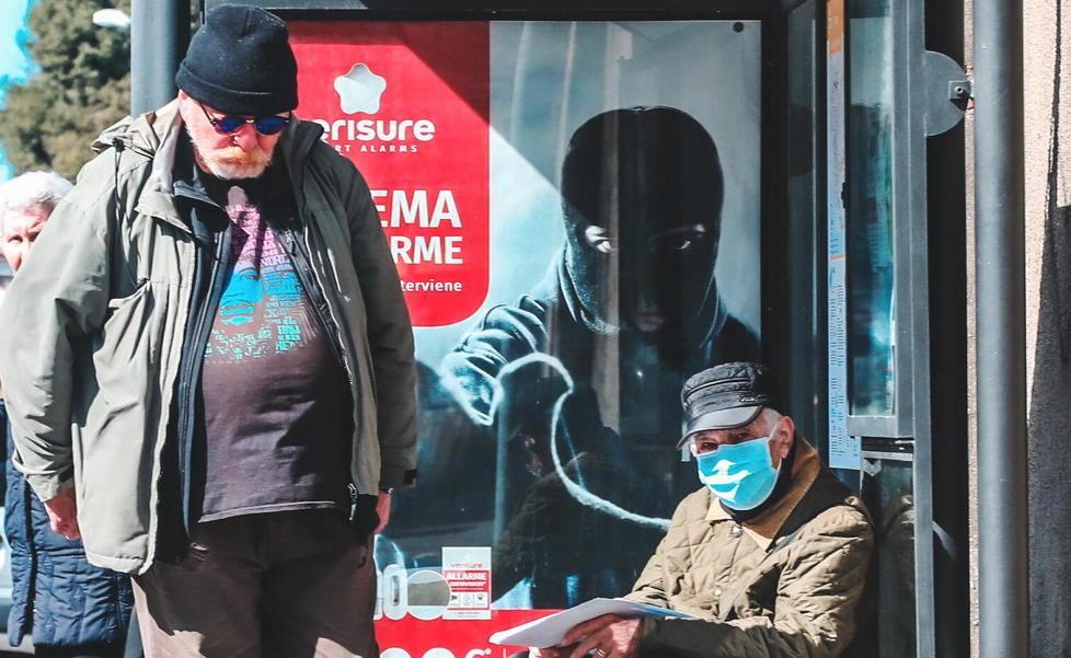 Mascherine obbligatorie per salire in autobus a cominciare da lunedì 