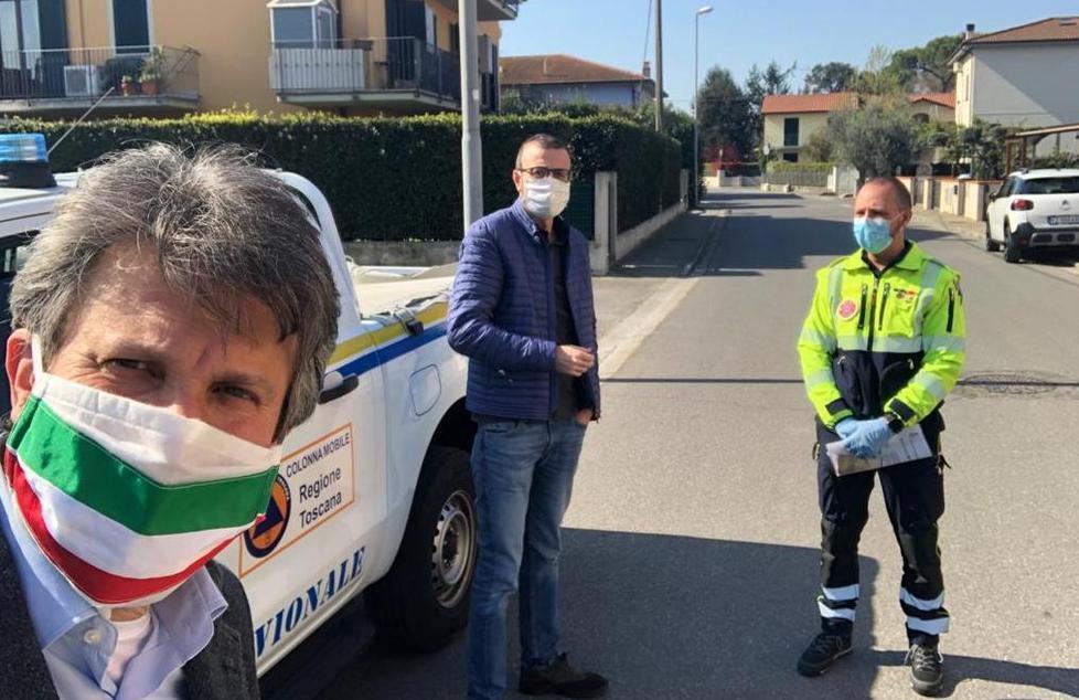 Mazzeo distribuisce le mascherine 