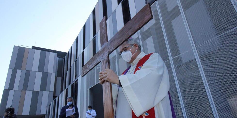 La Via Crucis del vescovo Nerbini intorno all’ospedale Santo Stefano