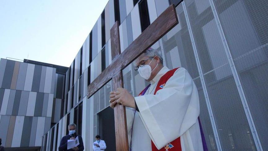 La Via Crucis del vescovo Nerbini intorno all’ospedale Santo Stefano
