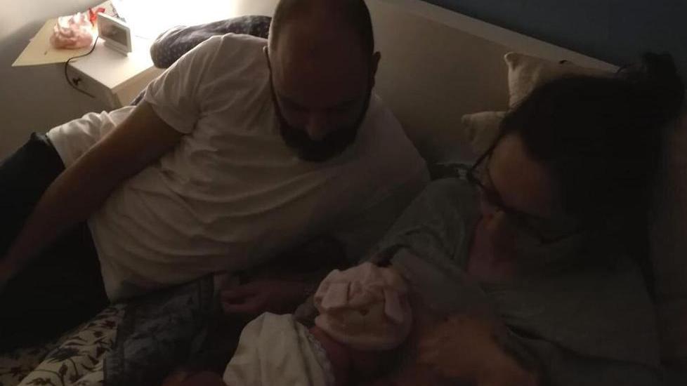 Coronavirus, sempre più richieste per partorire in casa: «È intimo e sicuro»