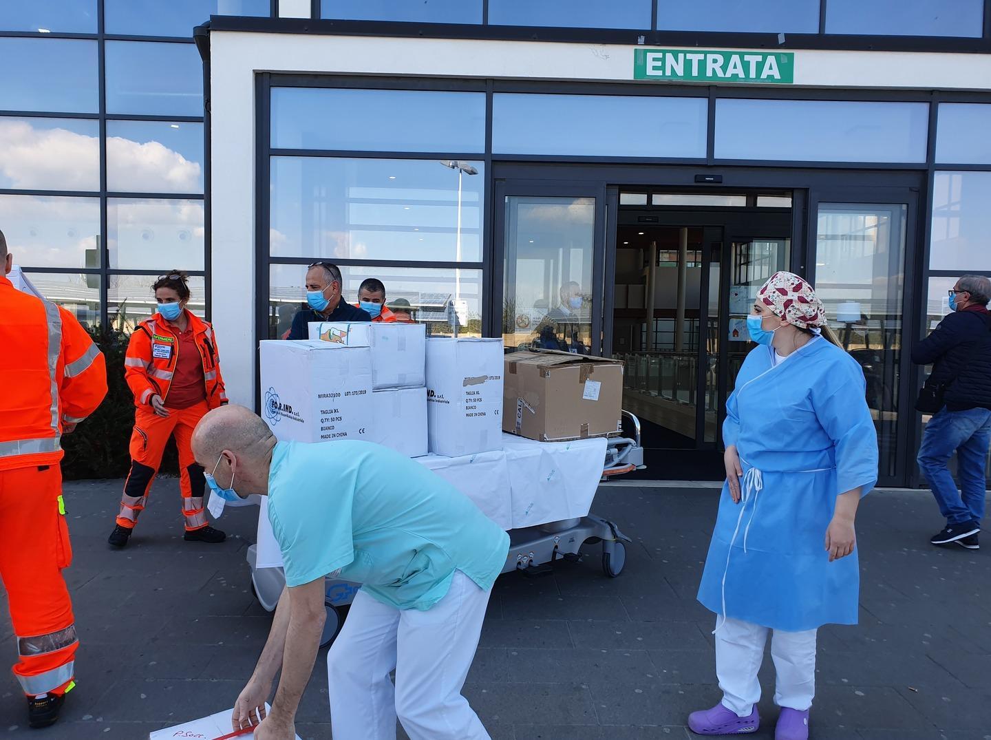 Tute, cappellini e visiere donate all’ospedale San Francesco