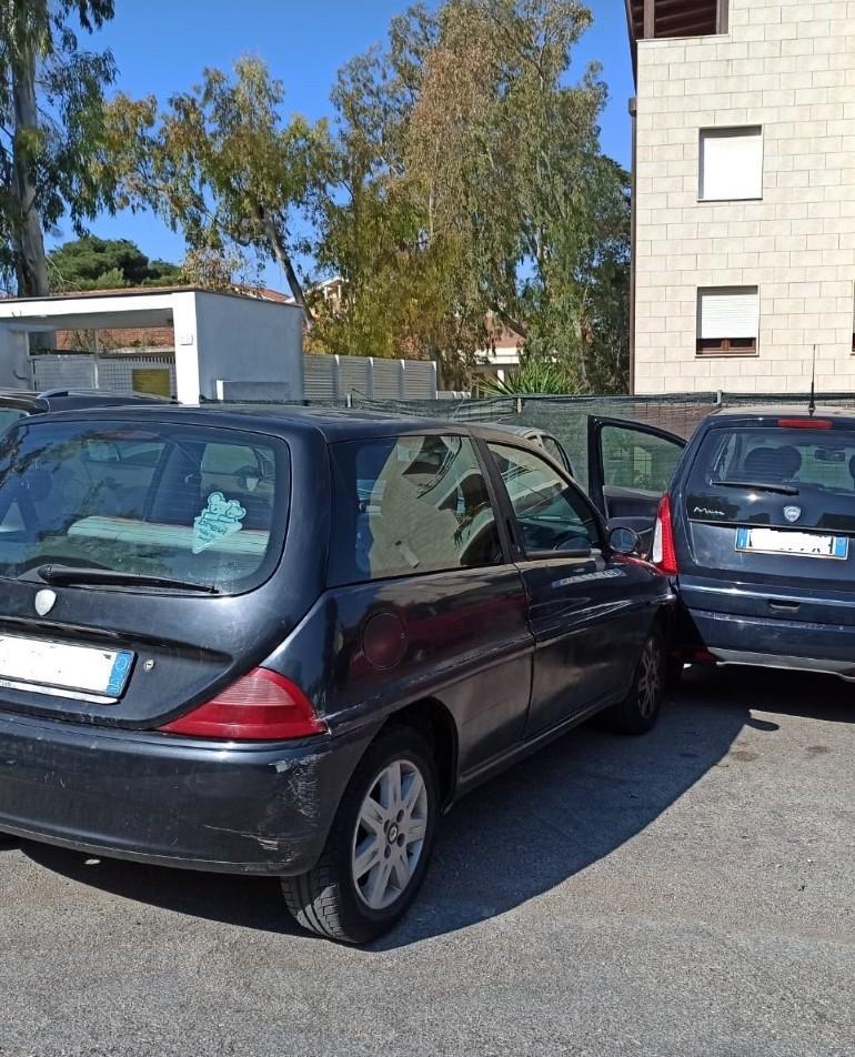Ha un malore al volante muore un uomo di 77 anni 