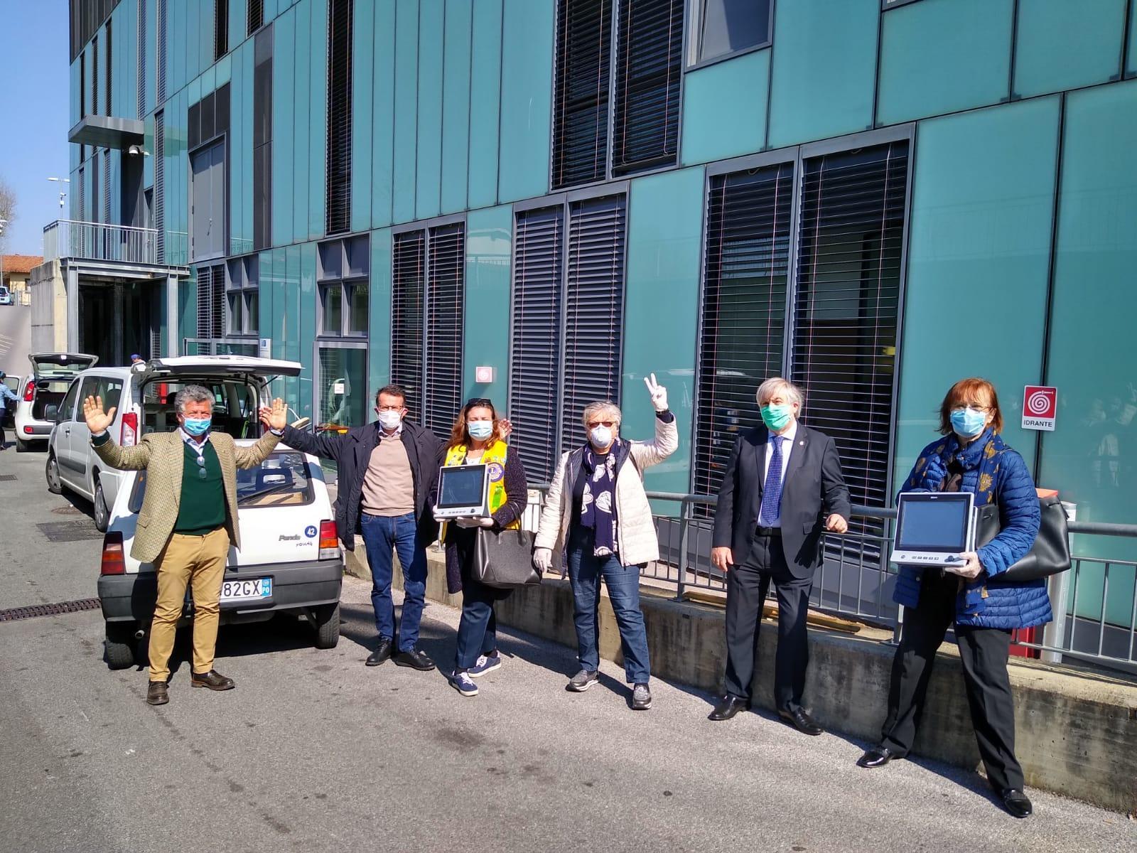 Cinque Lions club pratesi – Castello dell’Imperatore, Curzio Malaparte, Datini, Prato Centro e Prato Host – hanno donato all’ospedale Santo Stefano due monitor multiparametrici. Da sinistra  Alberto Bellandi (Lions Host), Enrico Guglielmini (Lions Centro), Barbara Becherucci (Pres. Zona), Lorella Paolieri (Malaparte), Roberto Zerbinati (Datini), Maria Cristina Bardoni (Castello dell'Imperatore)