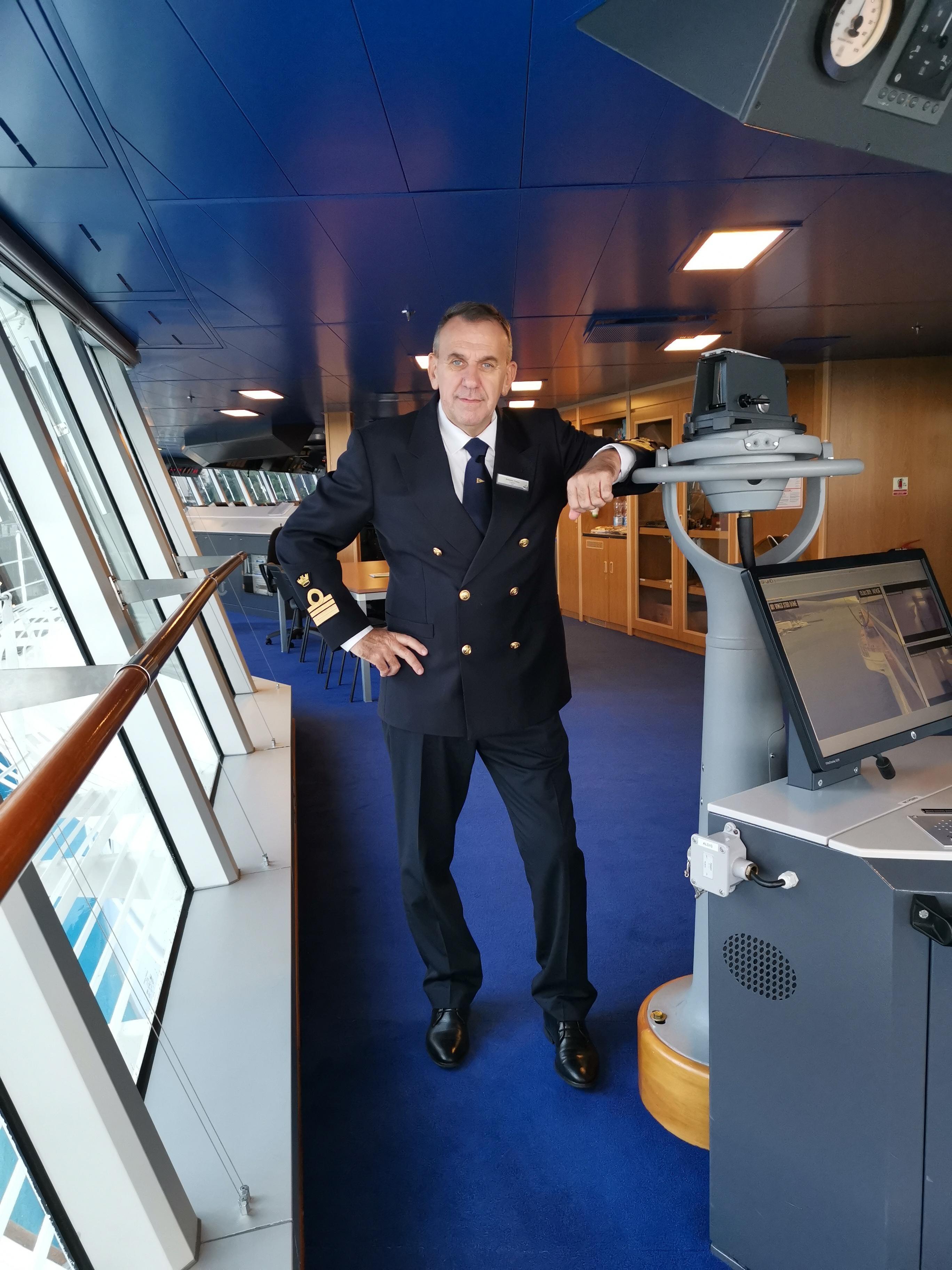 Il comandante Antonio Tateo nella cabina di comando