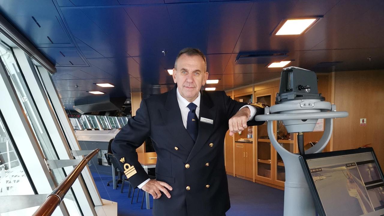 Il comandante Antonio Tateo nella cabina di comando