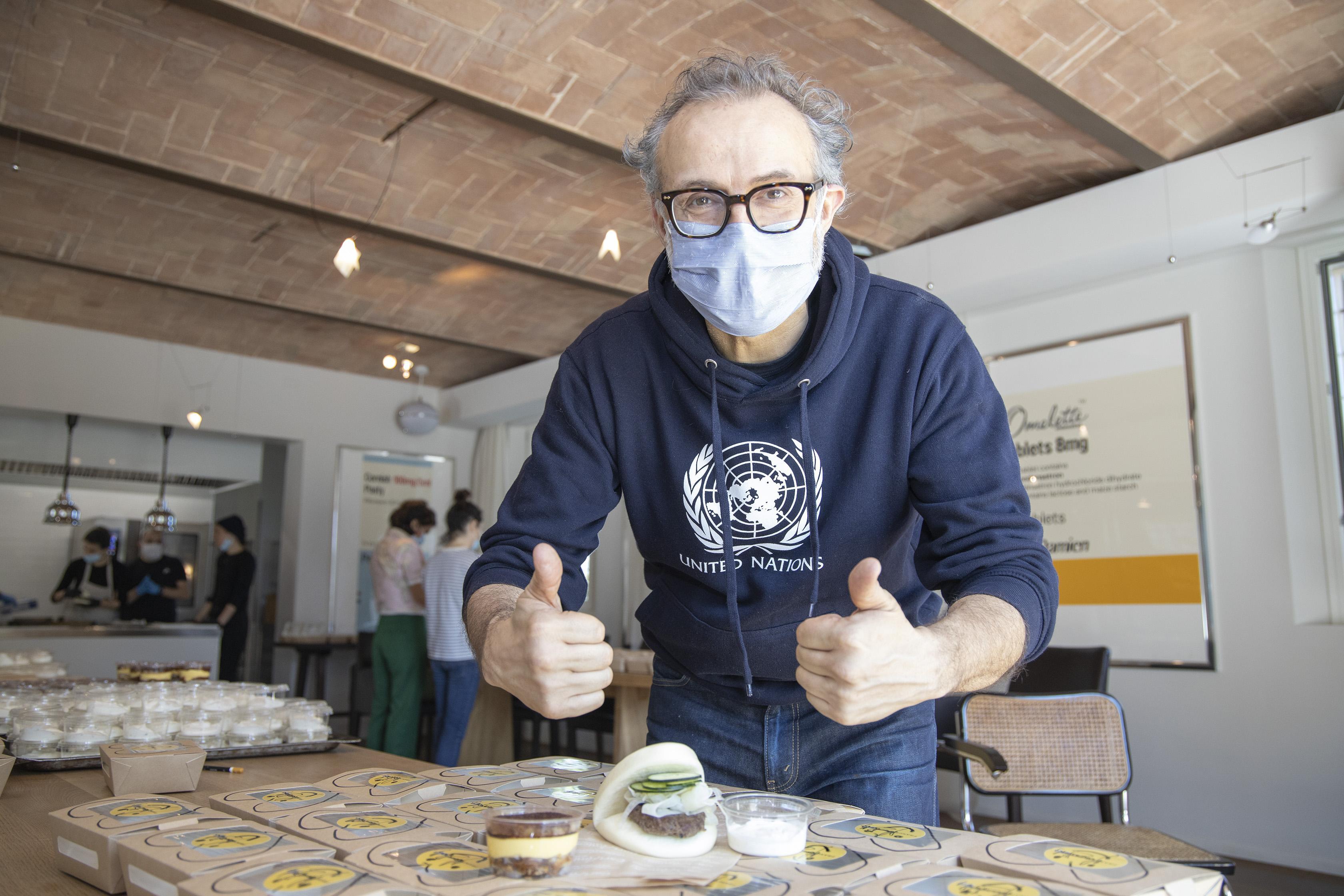 Bottura e i suoi chef cucinano 150 pasti per il Policlinico di Modena 