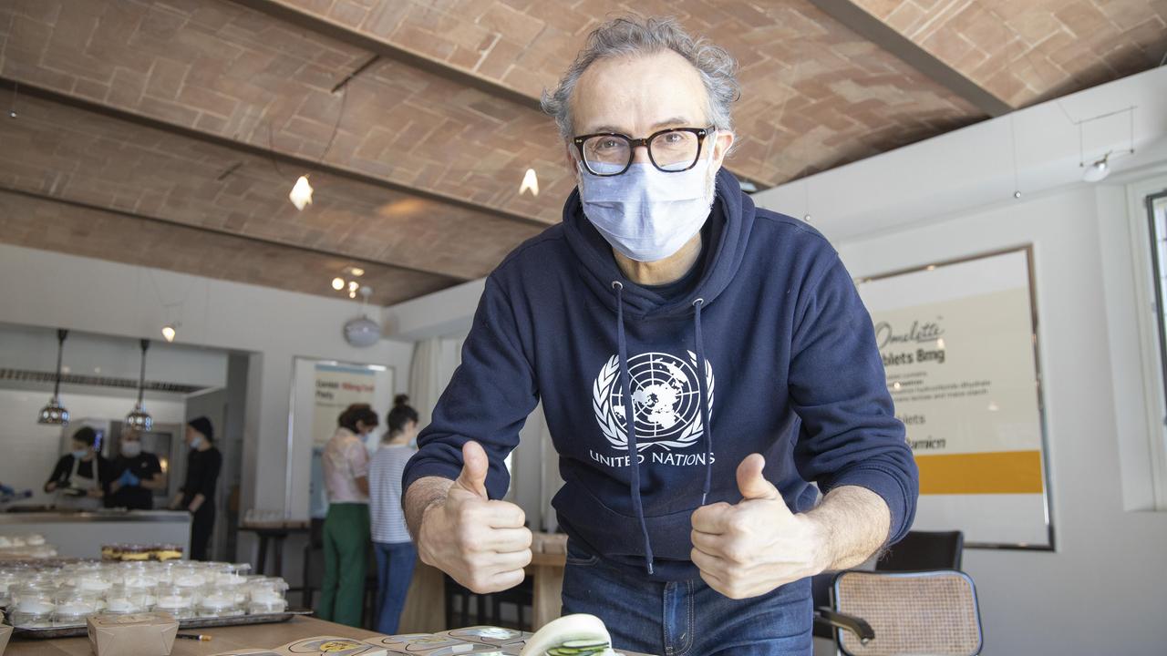 Bottura e i suoi chef cucinano 150 pasti per il Policlinico di Modena