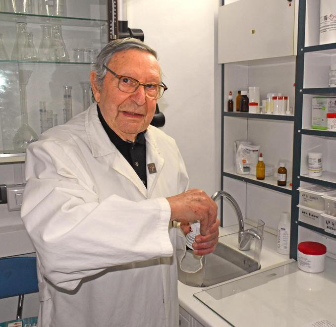Rodolfo Cocchi, il farmacista di 88 anni che si è messo a produrre gel disinfettante 