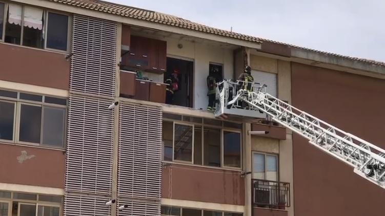 I vigili del fuoco sul terrazzo distrutto dall'esplosione