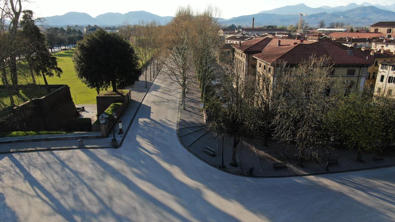 La cortina lungo il campo Balilla