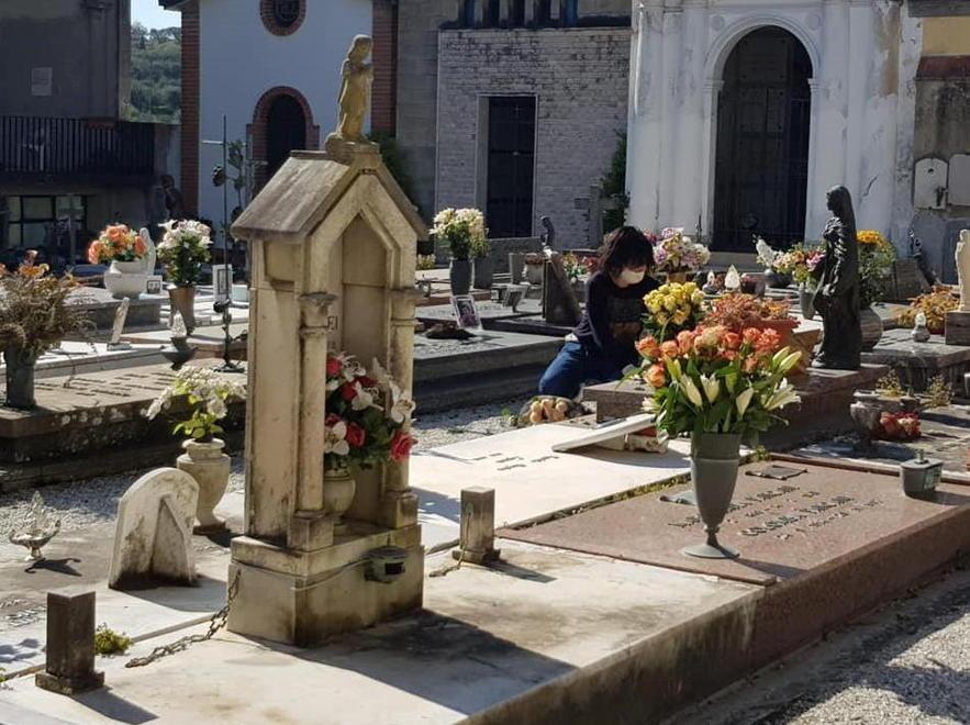 Tremila fiori per le tombe del cimitero chiuso 