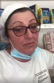 Lo sfogo della panettiera «Assassino chi va al mare»