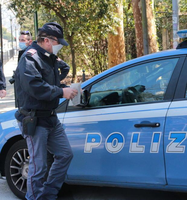«Aspetto la moglie che è in farmacia»: ma non è sposato e si becca la multa