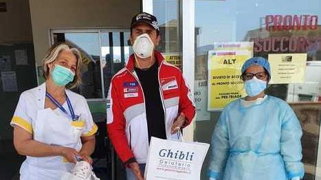Gelato allo staff dell’ospedale e alle forze dell’ordine