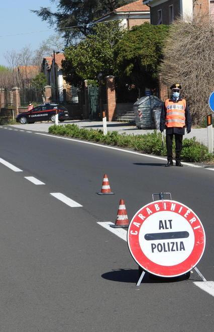 Tutti con la mascherina sul volto L’obbligo rispettato da nord a sud 