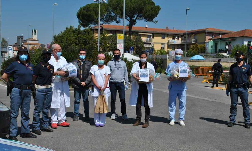 Schiacciate e colombe agli operatori in prima linea