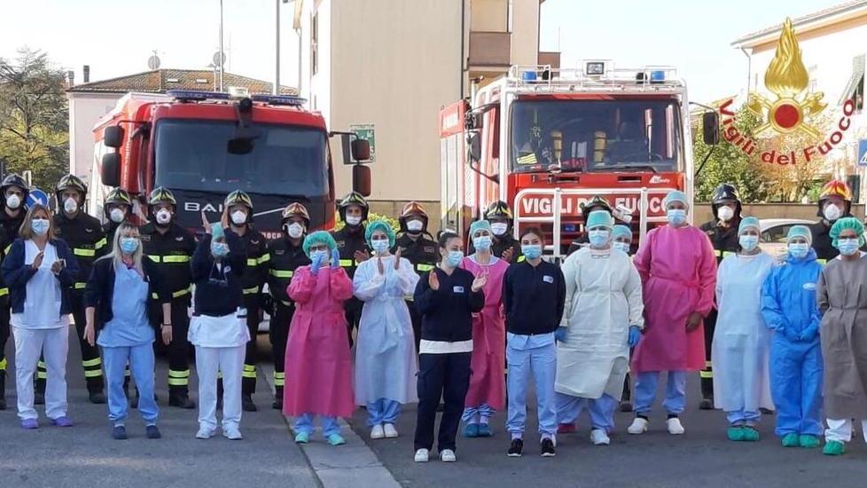 “Abbraccio” all’ospedale con la sirena e un applauso