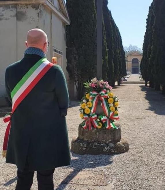 Il sindaco porta i fiori in tutti i cimiteri (chiusi) a nome della comunità