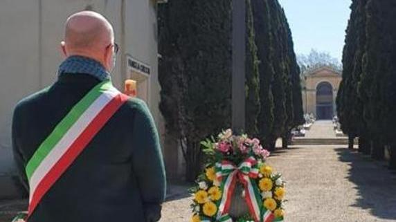 Il sindaco porta i fiori in tutti i cimiteri (chiusi) a nome della comunità