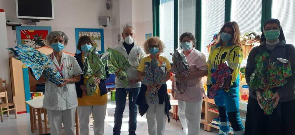 La donazione delle uova di Pasqua da parte della Misericordia di Empoli all'ospedale San Giuseppe