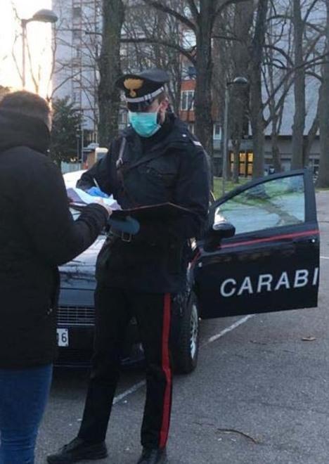 Lo fermano per il controllo e fa resistenza Arrestato