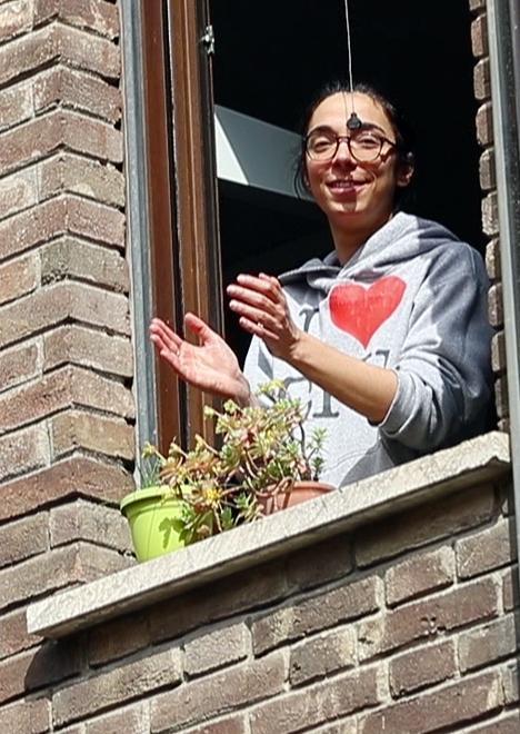 Alle finestre per un lungo applauso ai medici