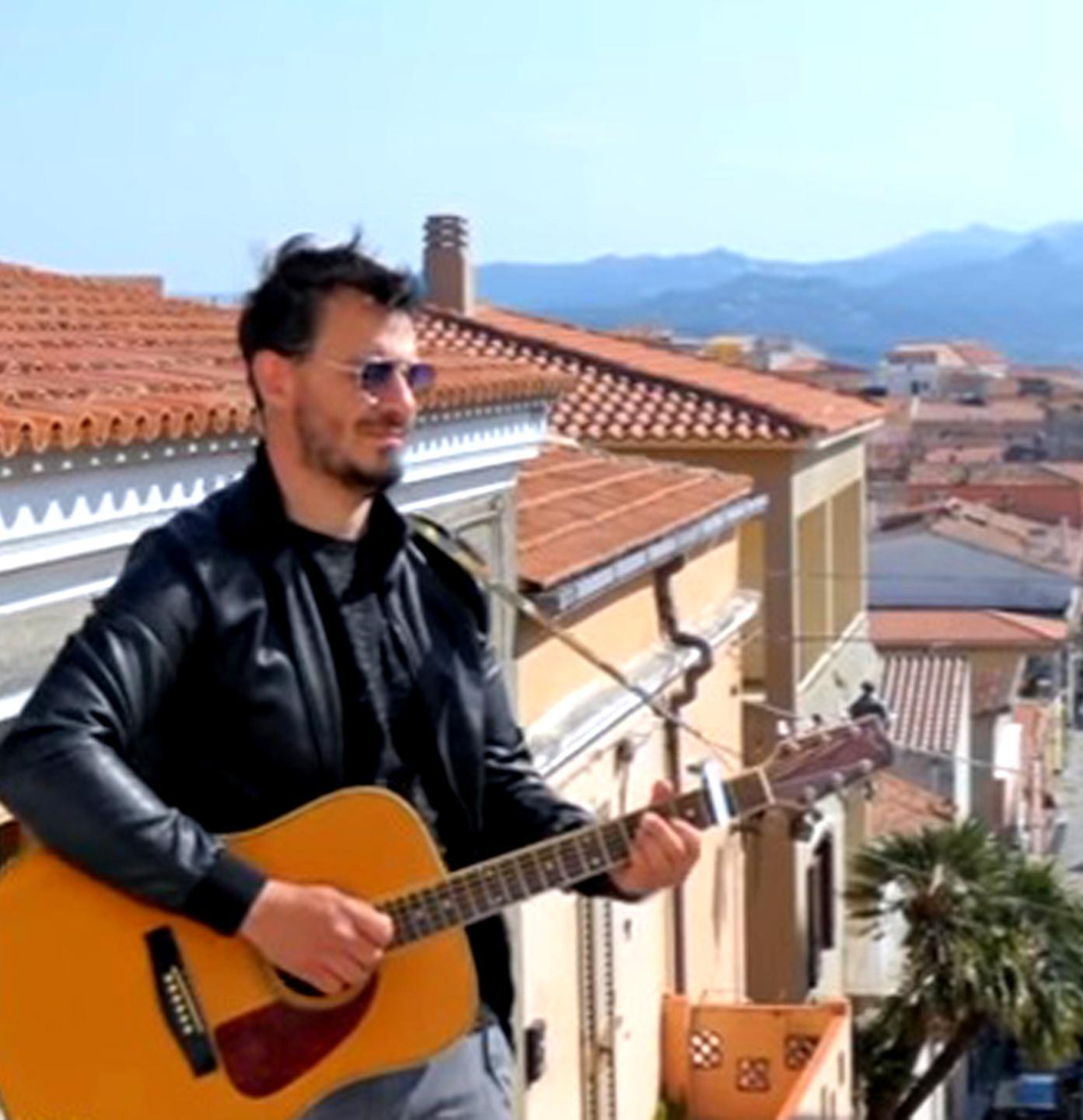 Arzachena, auguri di Pasqua con la musica di Zucchero