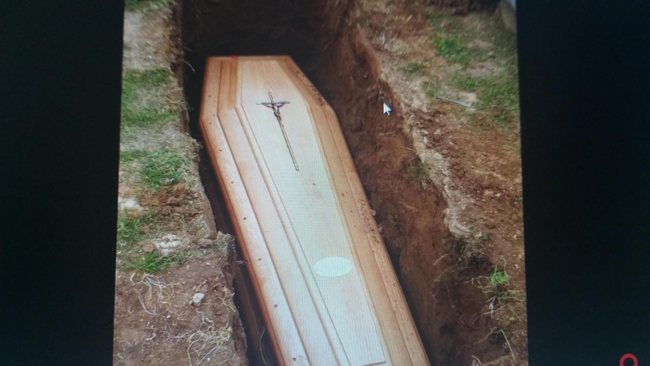 Fermo immagine di un video inviato ai familiari di un defunto