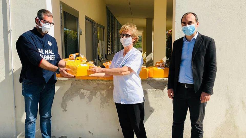 Nelle foto la consegna delle colombe ad un operatore della Rsa con il sindaco Calamai e un rappresentante dei carabinieri