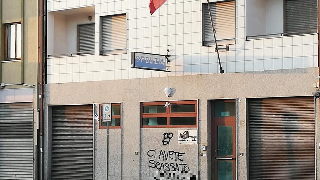 Cagliari, scritte contro la polizia sulla facciata del commissariato di Is Mirrionis