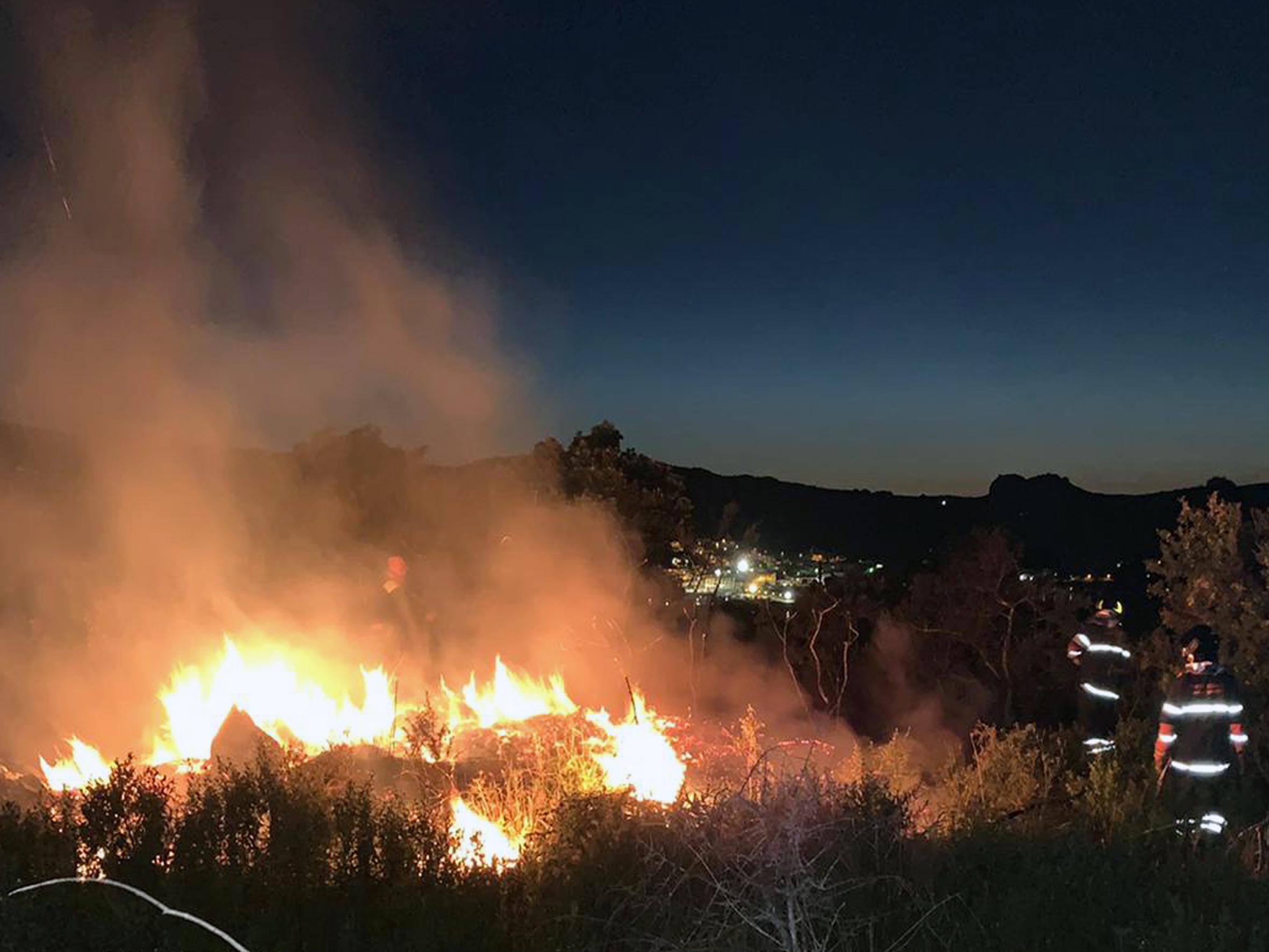 Arzachena, incendio nelle campagne di Lu Postu 