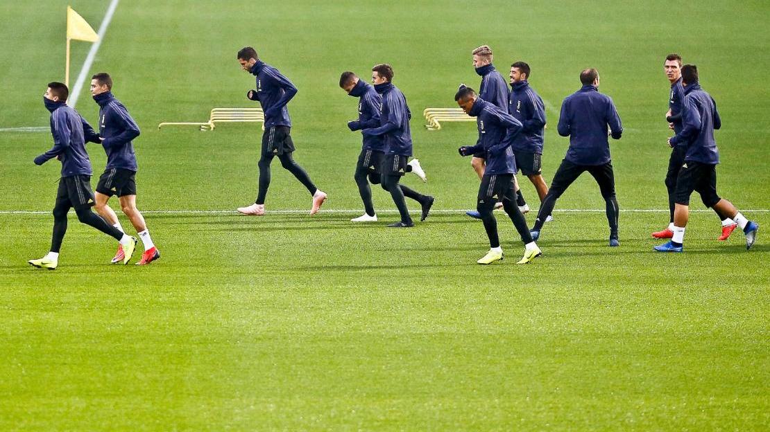 Calcio, i dubbi dell’esperto: «Non sarà facile tornare in campo. E se c’è un positivo?»