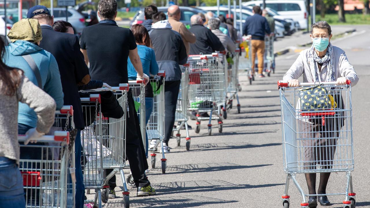 Al market con la paura. La cassiera: più controlli contro spese “compulsive”