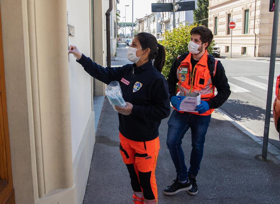 La consegna delle mascherine contro il Covid-19
