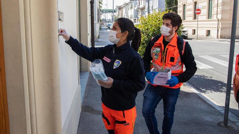 La consegna delle mascherine contro il Covid-19