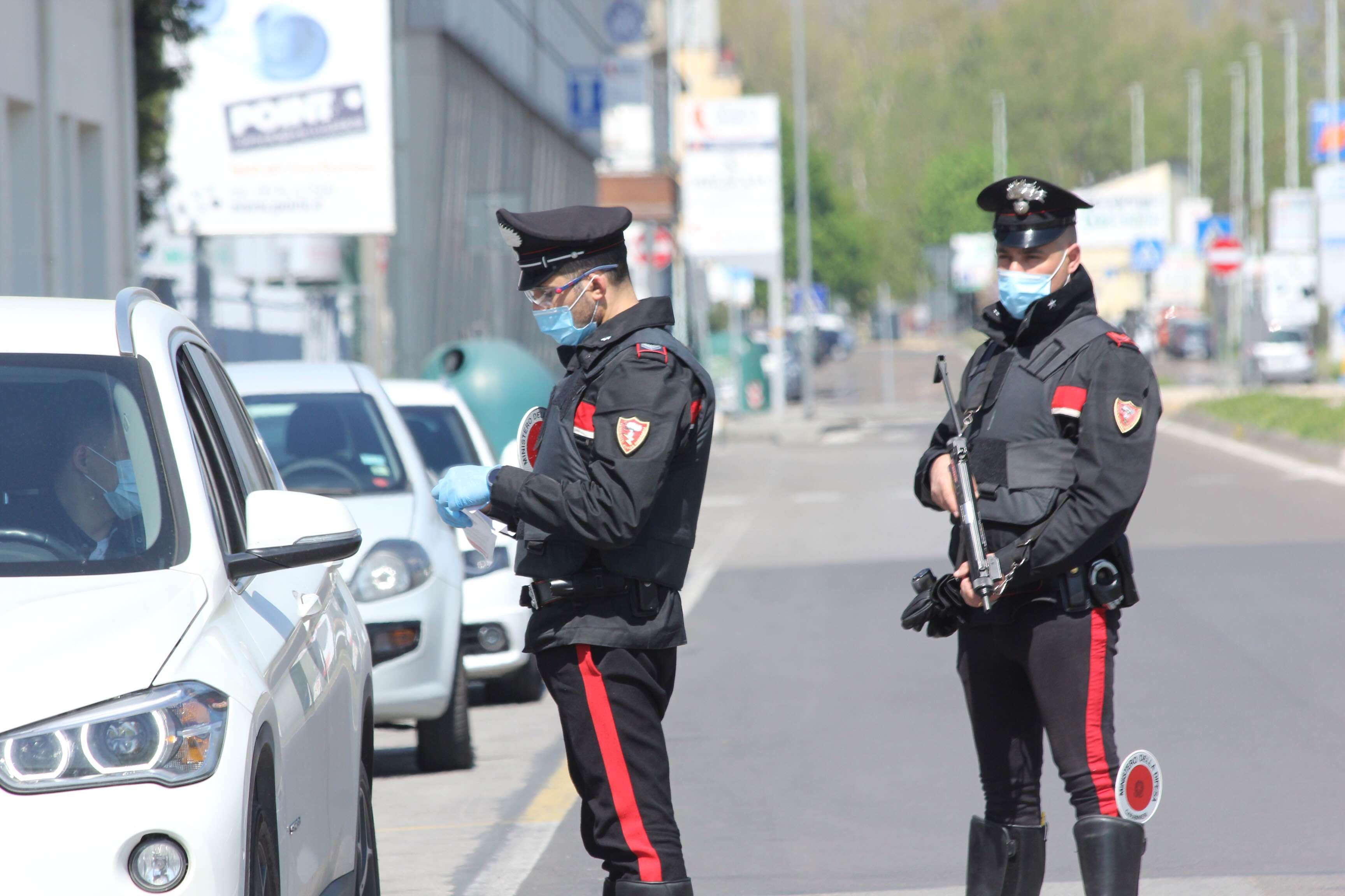 I controlli dei carabinieri nel corso delle festività pasquali (foto Batavia)