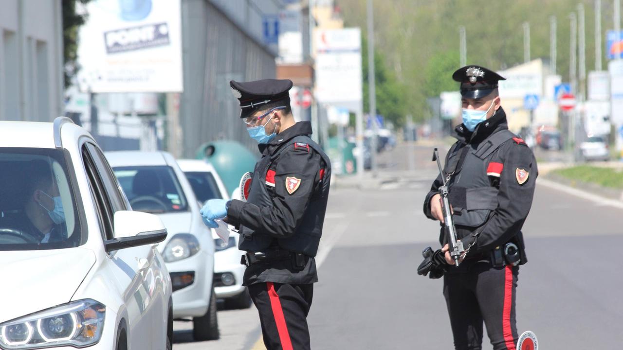 I controlli dei carabinieri nel corso delle festività pasquali (foto Batavia)