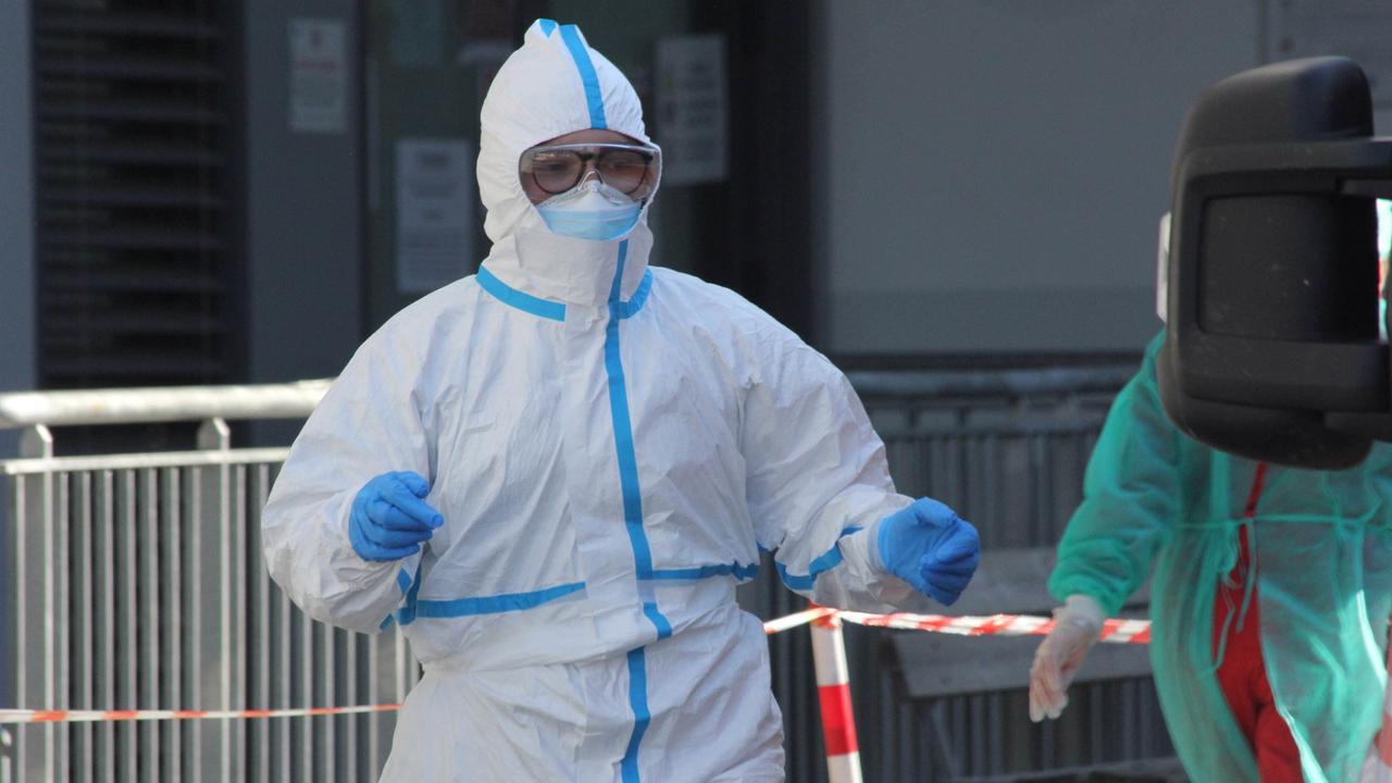Un infermiere davanti all'ospedale di Prato