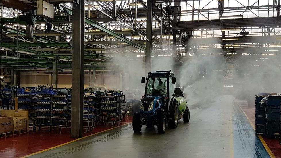 La fabbrica come un campo: Argo Tractors sanifica con trattore e carro