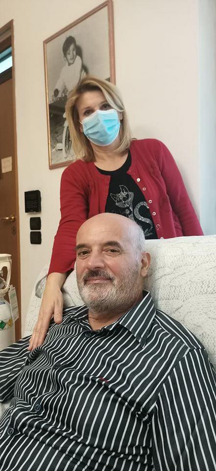 Guarito dal virus torna a casa e i vicini lo accolgono con un applauso