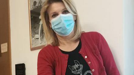 Guarito dal virus torna a casa e i vicini lo accolgono con un applauso